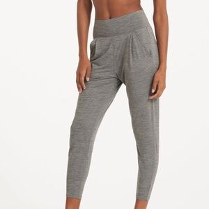 vuori Lux At Ease Pants size XS